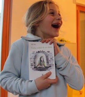 La bellezza magica del sorriso di una bambina…Valentina a Natale  riceve dalla mamma “Tutta colpa di un libro”