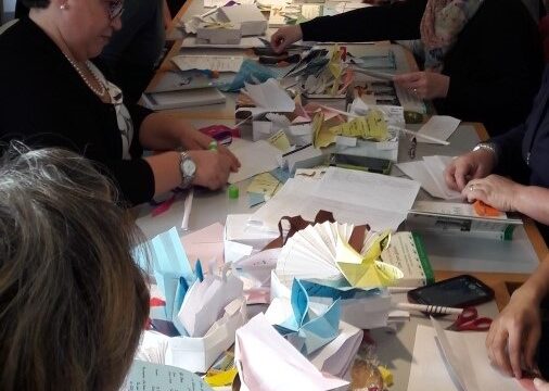 Alla Biblioteca di Novara insegnanti alle prese con origami e riciclo