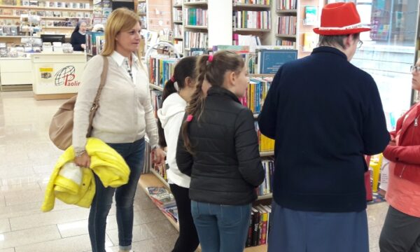 Dona un libro e aiuta a far “crescere” le biblioteche scolastiche: grande partecipazione alla libreria Paoline di Novara