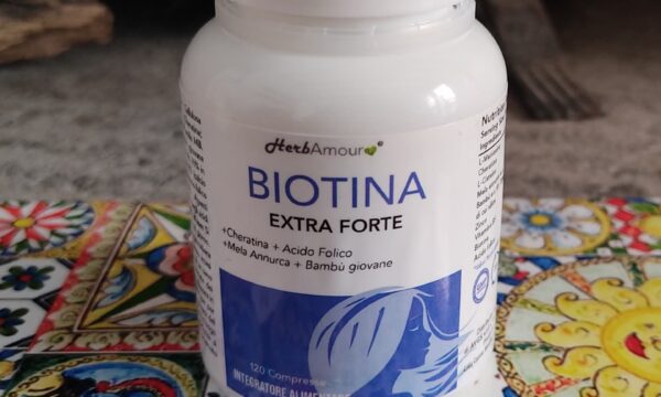 “Biotina extra forte”, l’efficace novità HerbAmour per la bellezza e la salute dei capelli